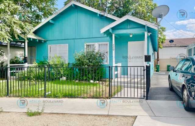 Cute Cottage in Downtown Reno with a private front and back yard! Near UNR, Shopping, Busses & freeway! photos photos