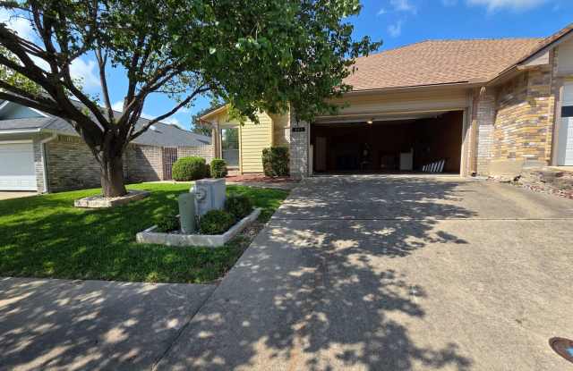 FOR LEASE!! Great location! Gallery 3
