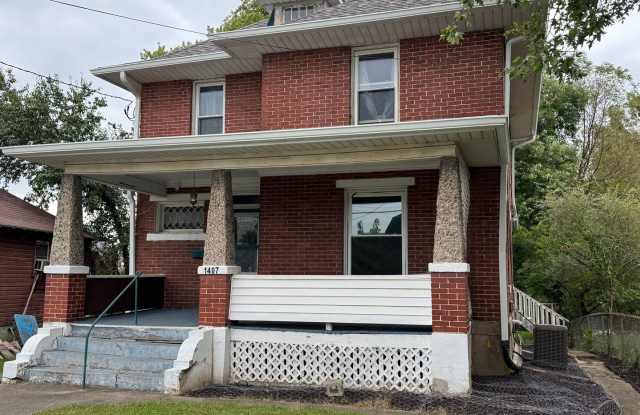 3 BR BEAUTY FILLED WITH CHARACTER AND CHARM!! Gallery 3