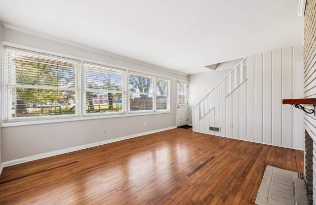Very Cute 4 bedroom just 7 Minutes to Twinbrook Metro, Ready for Movein NOW! photos photos