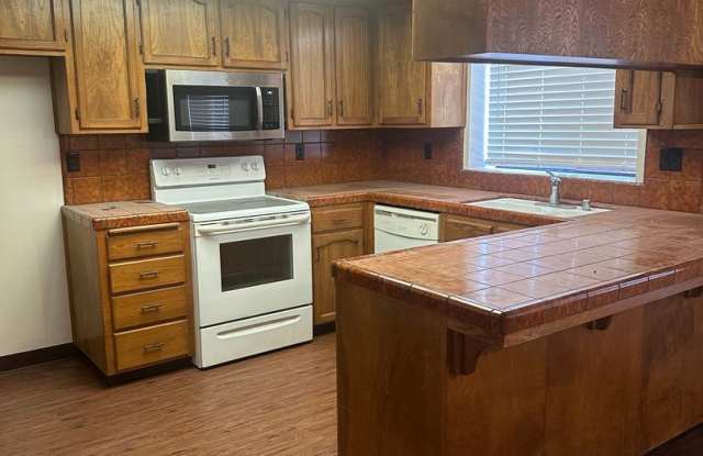 Clean condo centrally located in Visalia with new flooring and paint! Gallery 4