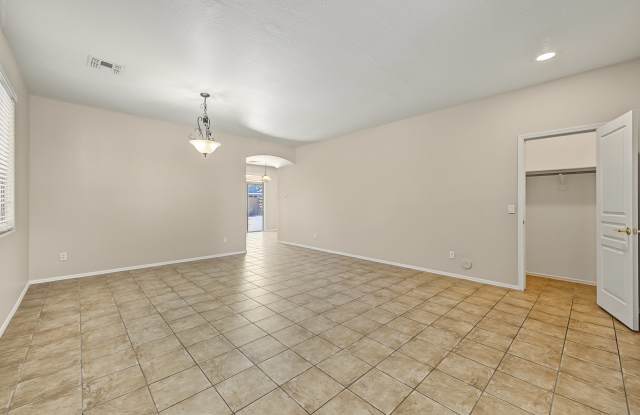 1033 East Nickleback Street Gallery 3