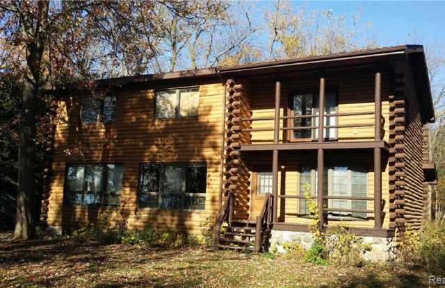5039 Elizabeth Lake Rd Gallery 4
