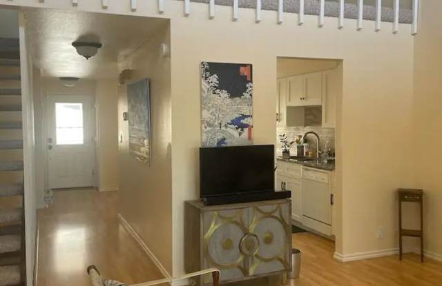 Luxurious Executive Rental with Stunning Views Gallery 3