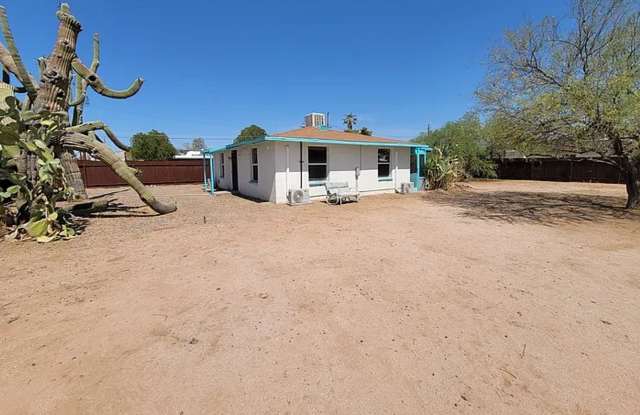 2 Bedroom Home in Central Tucson on Extra Large Lot Gallery 4
