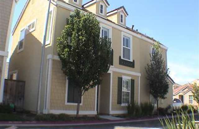 3Br, 2.5Ba Located in Elk Grove! Gallery 1