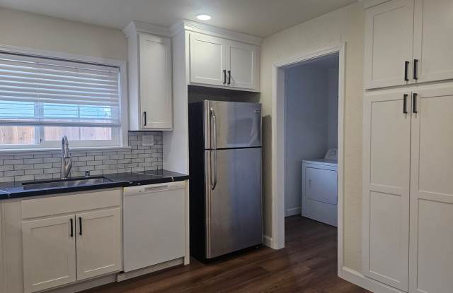 3 bedroom 2 bathroom  Sunny Updated home Near Community Park Gallery 4