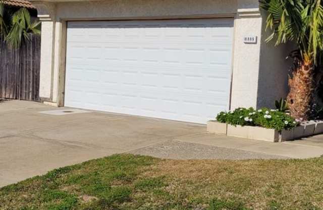 Move in ready w B-I pool photos photos