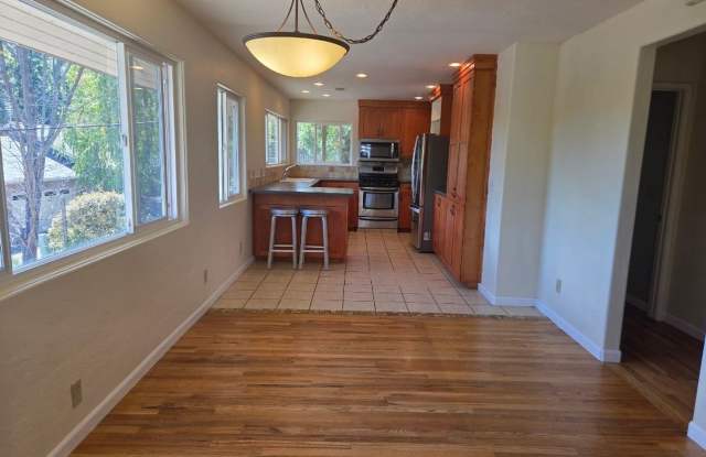 Available Now! 3 bedroom, 2.5 Bath Home with Large Deck & View Gallery 4