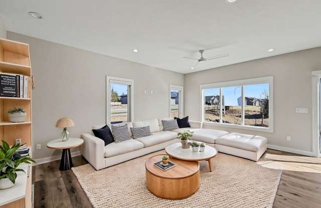 Beautiful & Spacious Townhomes w/ Two Car Garage- END UNIT! Gallery 4