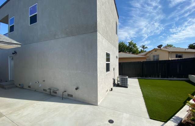4BD/2BA  with Large Upstairs Balcony! Gallery 3