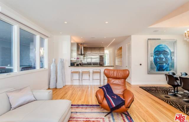 8960 LLOYD Place Gallery 4