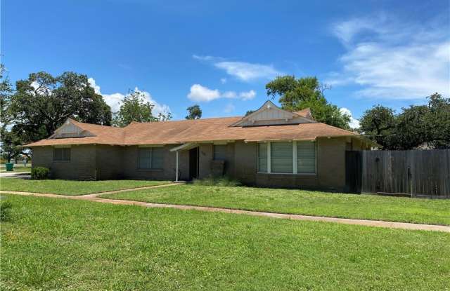536 W Yoakum Avenue - 536 West Yoakum Avenue, Aransas Pass, TX 78336