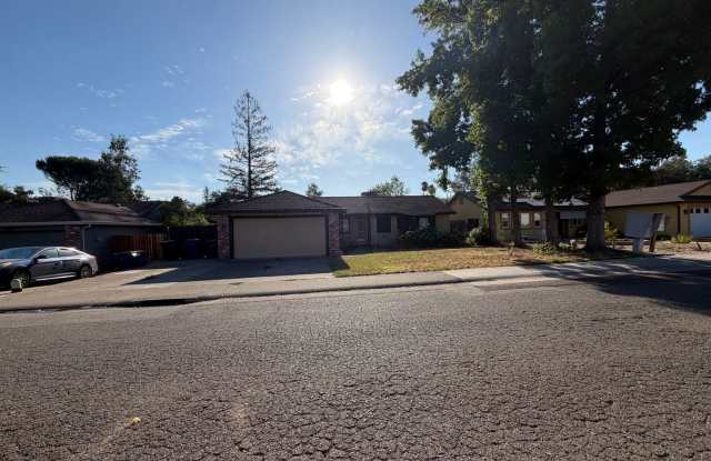 Cute house with huge yard 2 bedroom 2 bath Gallery 3