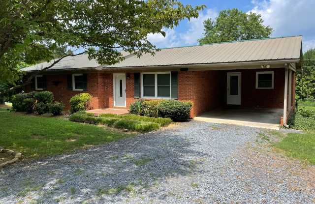 3 BED, 2 BATH BRICK HOME LOCATED IN COUNTRY OFF OLD LEXINGTON RD! - 4962 Old Lexington Road, Randolph County, NC 27205