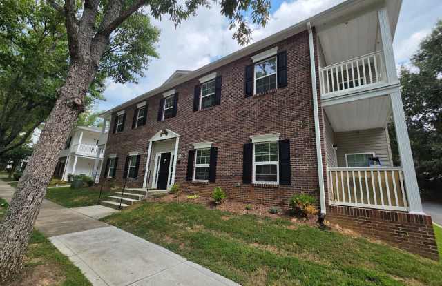Beautiful 1 Bed/1 Bath Condo - Open Floor Plan - Large Kitchen - Covered Balcony - Community Pool - Secured Building Gallery 1
