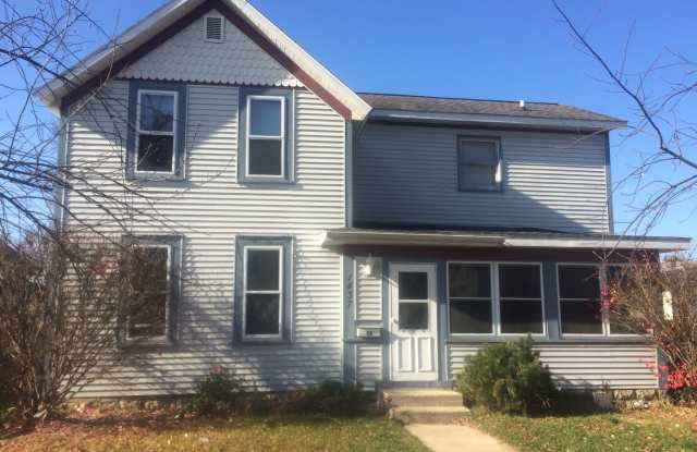 Beautiful 4 bed / 2 bath with garage and fenced yard on north side! - 1437 Caledonia Street, La Crosse, WI 54603