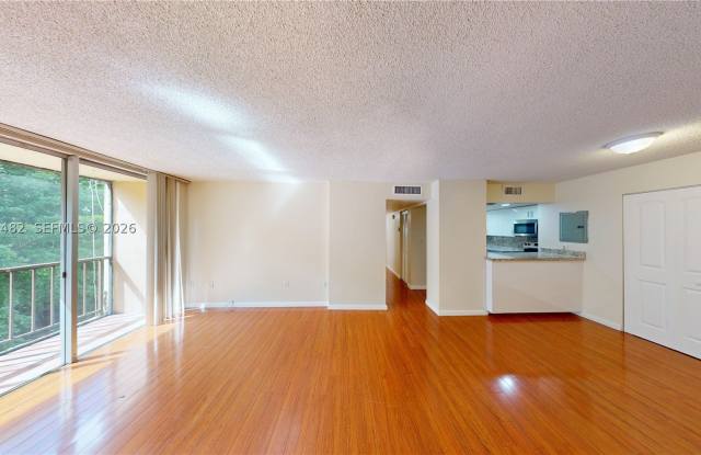 8860 Fontainebleau Blvd Gallery 2