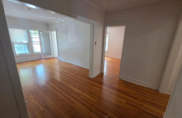 Large 3-bed/1-bath Apartment in the Heart of Rogers Park! Gallery 4