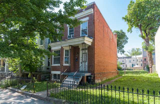 Spacious 6BR/1.5BA Row home photos photos