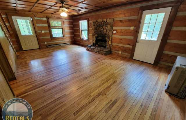 3bd Log Home Close to Town Gallery 4