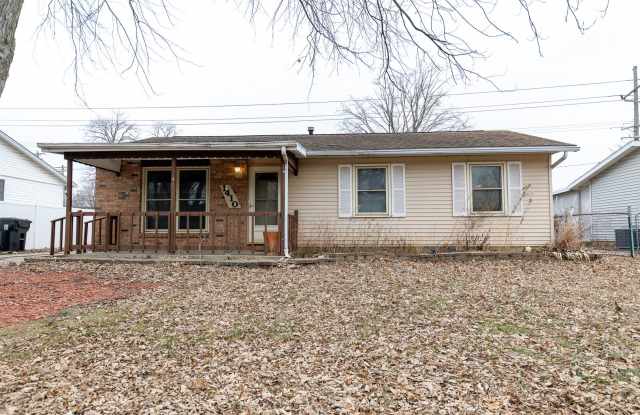 Charming 3-bedroom, 1.5-bathroom house in Normal photos photos