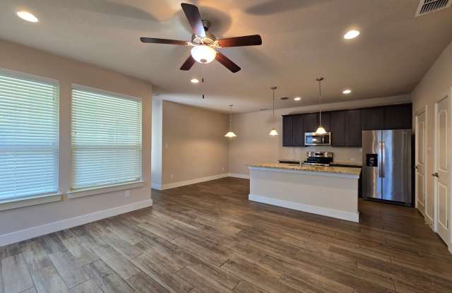 Walk to Faust St Bridge / Fridge, Washer & Dryer Included / Primary on 1st Floor / CISD *2 weeks free rent* Gallery 4