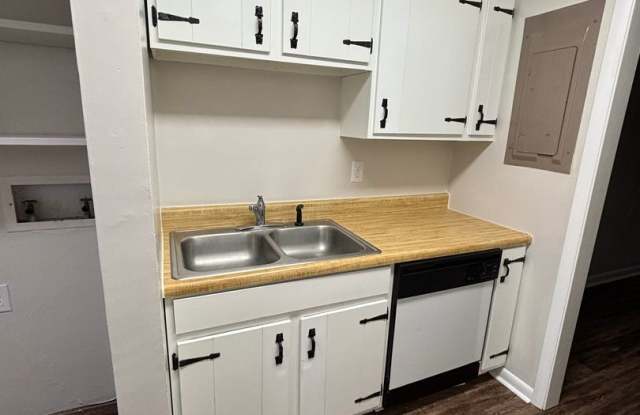 Updated townhome just near Midtown Gallery 3