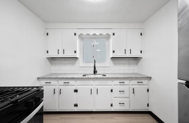 Charming 2 bedroom home in McKees Rocks available May 1! photos photos