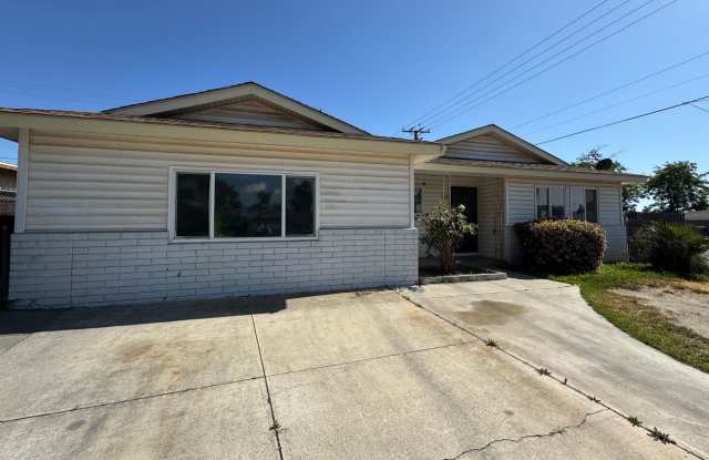 Four Bedroom Two Bathroom Home in Hemet! photos photos