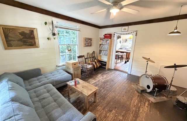 Two Bedroom Cozy House! Gallery 4