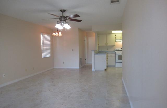 2br/2ba Duplex with Lakeview Gallery 4