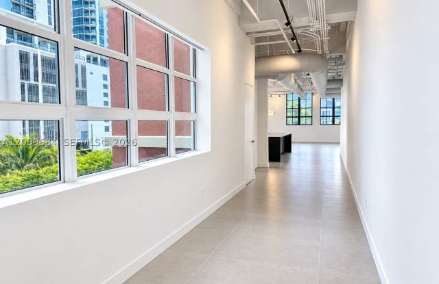 1749 NE Miami Ct Gallery 2