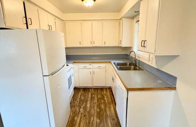 2 BEDROOM, 1 BATH DUPLEX WITH GARAGE! Gallery 4