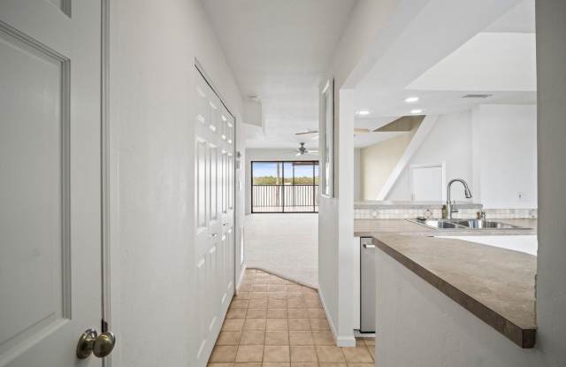 Stunning 2-bedroom, 2.5 bathroom condo with Bay view in Fort Myers Beach Gallery 3