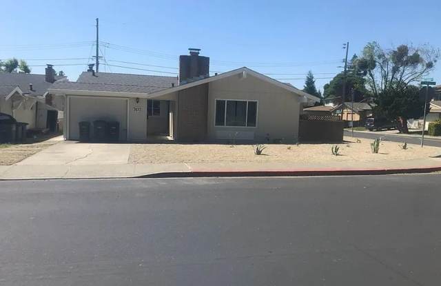 $2,490 – Charming 2-Bedroom, 1-Bath Duplex Unit – Feels Like a Single-Family Home! photos photos