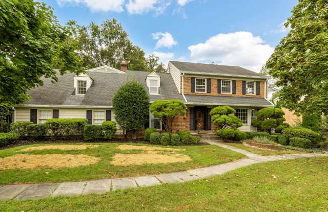 Impressive 5BR/3.5BA Luxmanor Home with Multiple Living Spaces Gallery 1