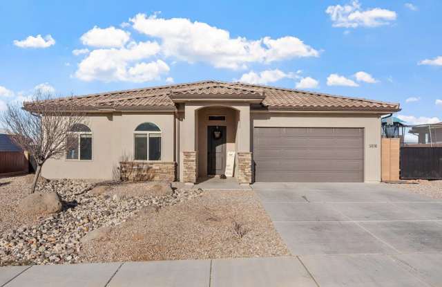 4 Bedroom 2 Bathroom Home Surrounded by the Desert Landscape of Southern Utah - 5936 Desert Crest Drive, St. George, UT 84790