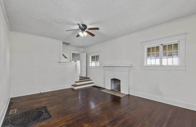 Charming 3 Bed, 2 Bath Midtown Home with Huge Fenced Backyard! Gallery 4