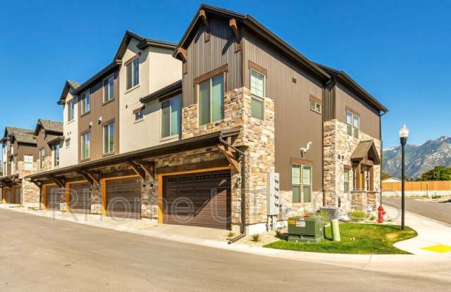 10487 S Beetdigger Blvd - 10487 South Beetdigger Boulevard, Sandy, UT 84070
