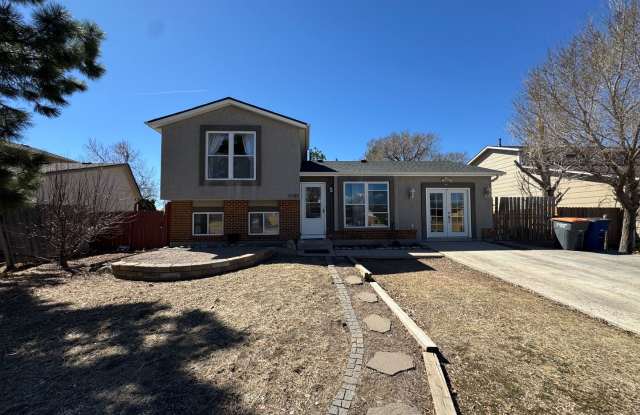 Charming 3-Bedroom Home with Bonus Living Space and Large Fenced Yard!! photos photos