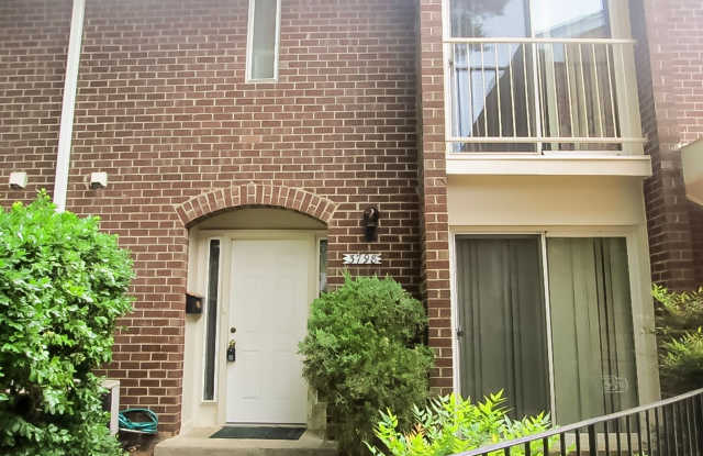 Classic and Charming 3 Bedrood 2.5 Bathroom Brick Townhome In Fairfax Plaza Townhouses photos photos