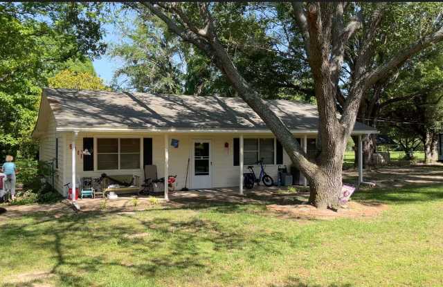 Private 2 Bed, 2 Bath Home on Acreage – 10 Minutes from Lake Palestine! photos photos