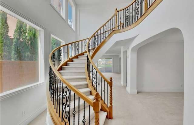 golf view, balcony , 5 bed room plus den and loft Gallery 3