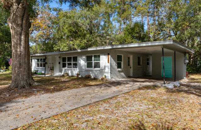 Remodeled 2 bedroom 1 bath duplex located near the Duckpond area photos photos