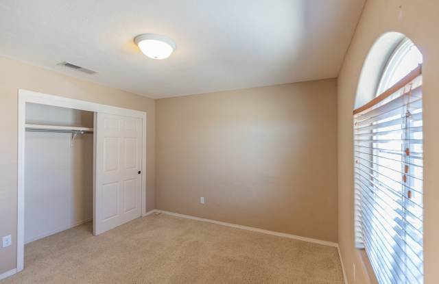 Spacious 4 Bedroom Home Gallery 4