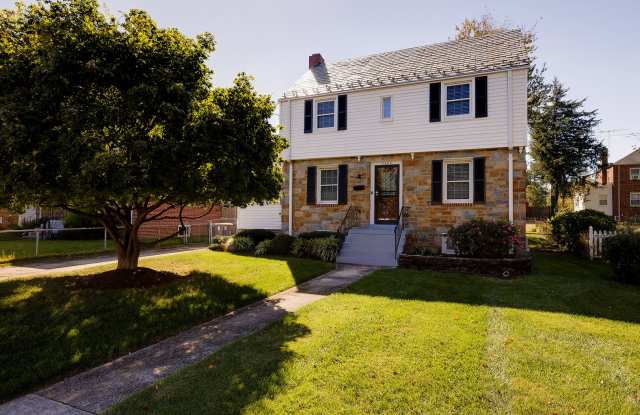 Move-In Ready 3BR/2BA Hyattsville Home with Bonus Room  Sunroom photos photos