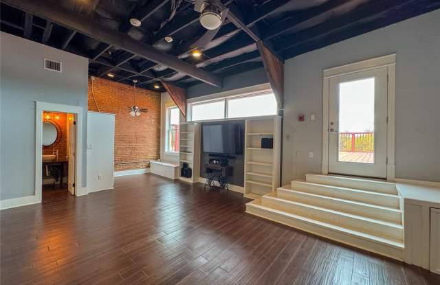 2816 Lee Street Gallery 2