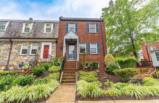 Extraordinary End Row Townhome near the King Street Metro photos photos