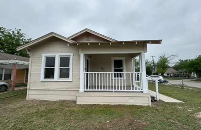 Cozy Corner Home in Denver Heights, Near I-10 – Move-In Ready with Spacious Yard and Storage Shed Gallery 4